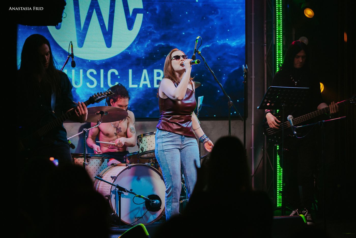 Ученики выступают дуэтом на сцене W Music Lab